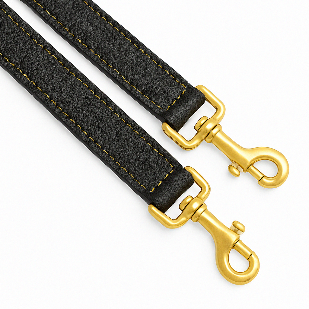 Correa para perros en cuero negro con acabados en oro envejecido.