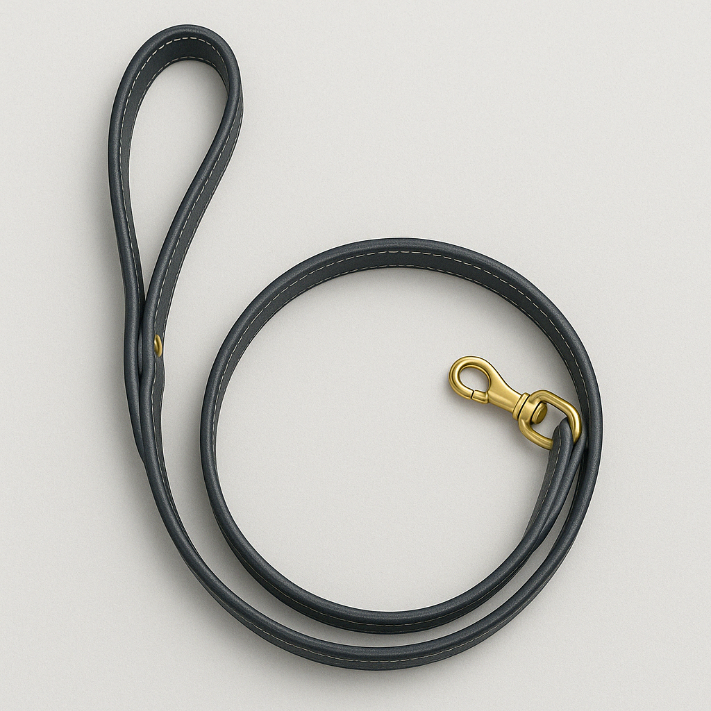 Correa para perros en cuero negro con acabados en oro envejecido.